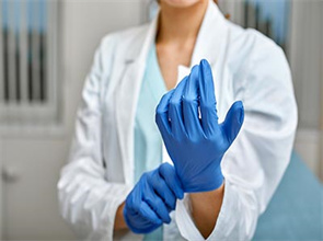 4 benefits of disposable gloves in healthcare 